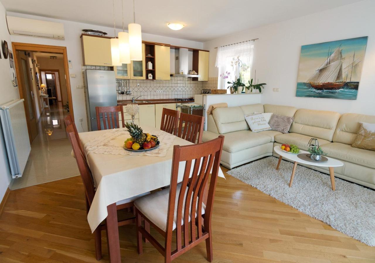 M. De Dominisa 5 Apartment Rab Town Luaran gambar